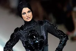 "Fui brutalmente desfigurada por un tratamiento estético”, dijo la ex top model Linda Evangelista
