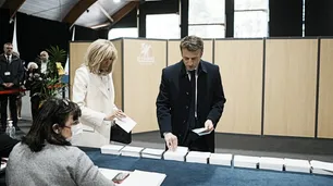 El presidente Macron y su rival ultraderechista Marine Le Pen ya votaron en Francia