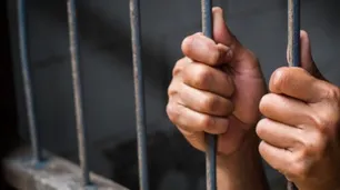 Revocaron el fallo de un juez que mandó a un violador a la casa sin tobillera
