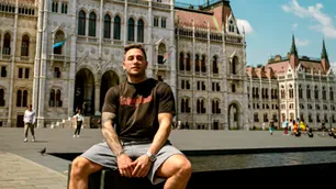 Stream Tour Europa 2023 de Momo Benavides: política e historia en Twitch