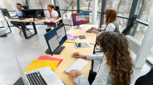 Las empresas proyectan subas salariales del 24% en 2026 y apuestan a menos ajustes durante el año