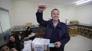 Adorni llevó sándwiches de miga, cantó su voto en plena veda y repudió las declaraciones de Mauricio Macri