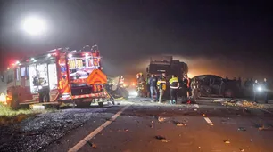 Video: investigan si un tercer vehículo se fugó tras un fatal accidente en Puerto Madryn