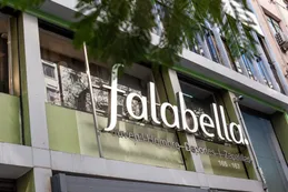 Los bonos de Falabella cayeron tras una nueva rebaja de calificación crediticia