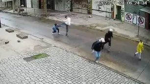 Cinco contra uno: delincuentes golpearon salvajemente a un hombre para robarle