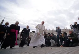 El Vaticano desmintió que el Papa tenga un tumor