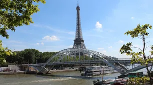 Un pedazo de París en el living de tu casa: subastan un tramo histórico de la Torre Eiffel para coleccionistas