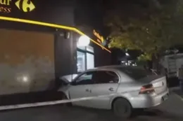 Conductor alcoholizado perdió el control del auto y se incrustó contra supermercado