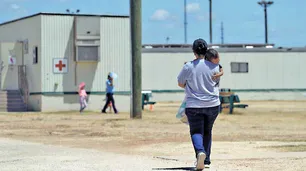 Alcaldes de ciudades fronterizas con México piden a Biden una reforma migratoria