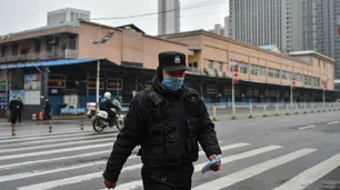 Identifican a una vendedora del mercado de Wuhan como la "paciente cero" de Covid-19
