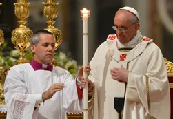 En la vigilia pascual, Francisco llamó a "no resignarse ni perder la confianza"