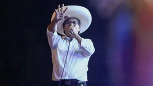 Elecciones en Perú: Sánchez celebró la victoria ante sus votantes y Fujimori pidió esperar los números oficiales