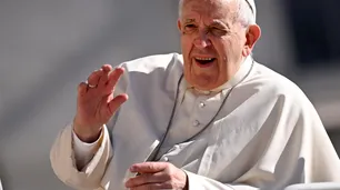 Cardenal acusado de fraude afirmó que el papa Francisco pagó a Al Qaeda para rescatar a una monja