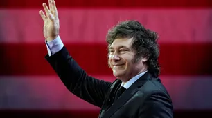Con Luis Caputo y sin Posse, Javier Milei vuelve a Estados Unidos y asiste a la asunción de Nayib Bukele