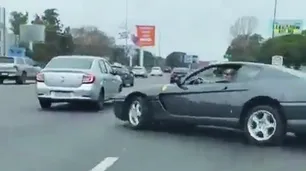 Video: registraron a un conductor haciendo maniobras extremas con su Ferrari en Avenida Lugones