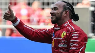 Sprint: Hamilton empezó a mostrar las trenzas en Ferrari, y Doohan es un meme que choca