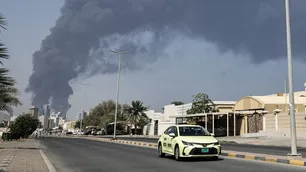 Irán extiende la guerra: atacó Emiratos Arabes Unidos y arden instalaciones petroleras en el puerto de Fuyaira
