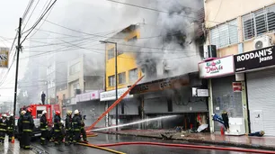 Incendio en Floresta: bomberos y 15 ambulancias trabajan en el lugar