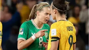 Mundial Femenino: una jugadora le negó el saludo a su rival y estallaron los rumores de un triángulo amoroso