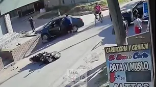 Fuga en Ingeniero Budge: dos motochorros chocaron, salieron volando y todo quedó grabado en video