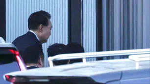 Arrestaron al destituido presidente surcoreano por declarar la ley marcial