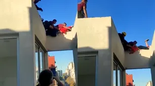El peligroso rescate de un grupo de policías de una joven sobre una cornisa en San Telmo