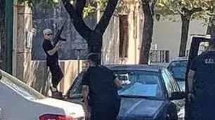 Un jubilado salió a la calle con una carabina a dispararle a sus vecinos e hirió a tres personas