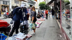 El gobierno porteño desalojó manteros y puestos de comida en Flores