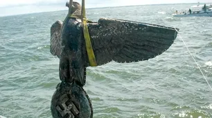 La polémica por la transformación del águila nazi del Graf Spee en una "paloma de la paz"