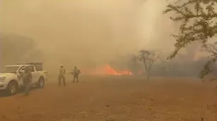 Incendio en Mina Clavero: bomberos evacuan una escuela e intentan combatir el fuego en un día de riesgo extremo