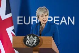 May insinúa compromiso aduanero tras obtener prórroga del brexit