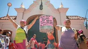 "Caputo, la olla está que arde": movimientos sociales reclamaron frente al Ministerio de Economía por la entrega de alimentos