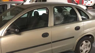 Una pareja dejó a su hija encerrada en el auto para ir a hacer las compra
