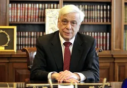 Tsipras se libra del ala dura de Syriza e inicia su giro moderado