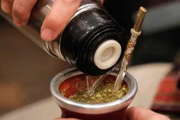 Entre subas y caídas, advierten por el consumo del mate, vino y asado