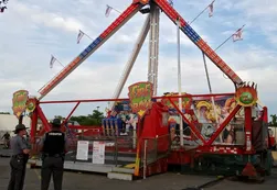 Tragedia en Ohio: un juego mecánico se derrumbó y lanzó gente por el aire