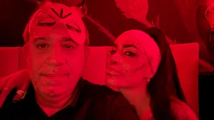 Carlos Maslatón enmascarado junto a Lali Espósito en una fiesta de Halloween: "Masacro su tema mientras sigo el mercado"