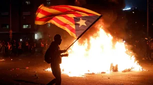Barcelona- Real Madrid: gritos de independencia, pelotas amarillas y fuego en las calles