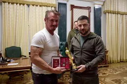 Un Oscar para Zelenski: Sean Penn le entregó uno de sus premios al presidente de Ucrania