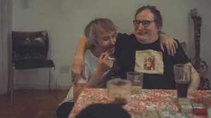 La cruda historia del músico que visitó a Charly García y lo retrató en la intimidad