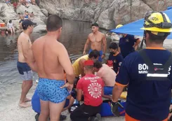Mina Clavero: un turista le pidió a su pareja una foto, se tiró al agua y murió