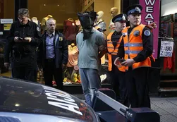Detienen a dos policías metropolitanos por un asalto con tiroteo