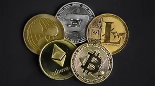 Tras un gran repunte en 2023, las criptofortunas se desplomaron por una demanda de la SEC