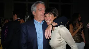 Ex piloto del pedófilo Jeffrey Epstein dijo haber trasladado a Bill Clinton, Donald Trump y Kevin Spacey