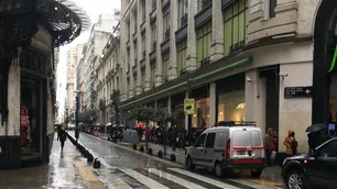 A horas del confinamiento, una larga cola para aprovechar promociones