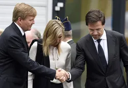 Máxima y su esposo, con los familiares de las víctimas del vuelo MH17