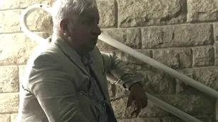 Piumato se encandenó en una comisaría para pedir libertad de empleada judicial