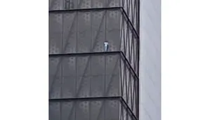 Un famoso "hombre araña" polaco escaló un edificio de 30 pisos en Puerto Madero