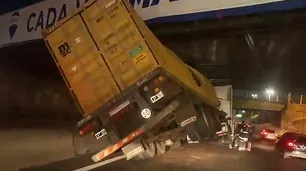 Un camión se estrelló contra un puente del Belgrano Cargas en la General Paz