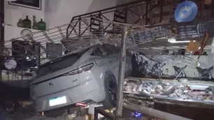 Manejaba alcoholizado y estrelló su auto contra una fiambrería en Chacarita: debe casi $500 mil en multas